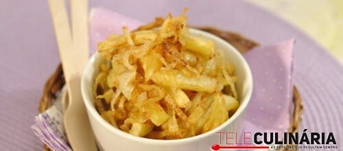 Batatas fritas com cebolas