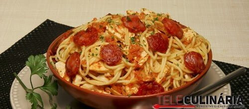 Esparguete com peru e chouriço