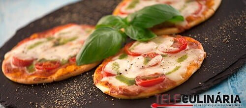 Mini pizzas de tomate com pesto