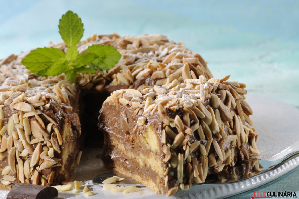Bolo de amêndoa com creme de chocolate (robot de cozinha)