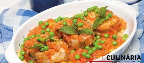 Pescada no forno com ervilhas