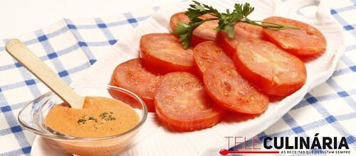 Tomate frito com molho de pimento e queijo