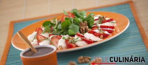 Canónigos com mozzarella, morangos e molho balsâmico