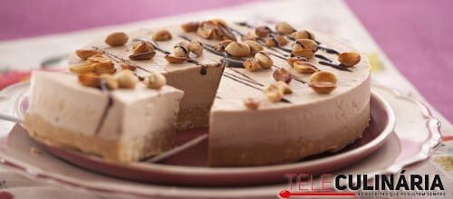 Cheesecake de banana com café e amendoins