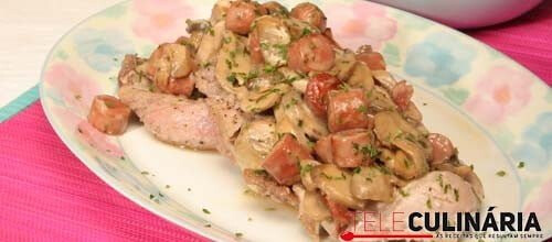 Costeletas de porco com salsichas e cogumelos