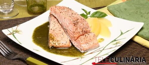 Salmão cozido ao vapor com molho de ervas