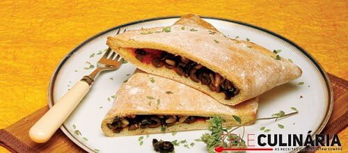 Piza enrolada com pinhões