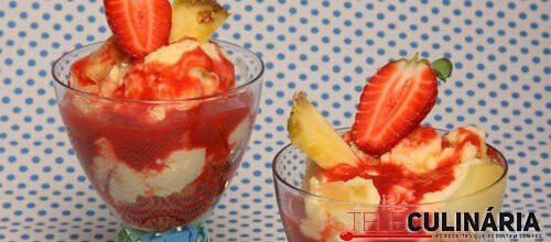 Espuma de ananás com molho de morangos