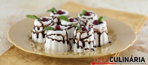 Pudinzinhos frios de chocolate branco