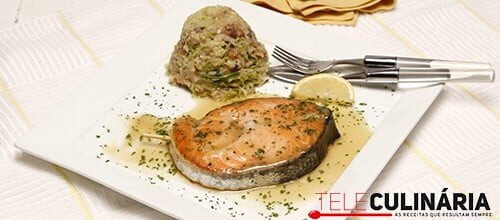 Salmão braseado com migas de couve