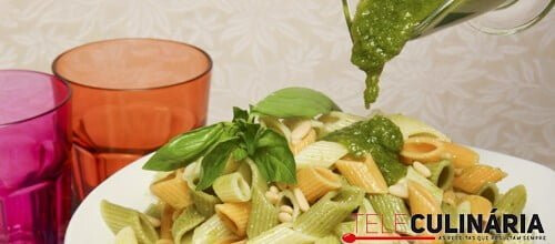 Massa tricolor com pesto e queijo