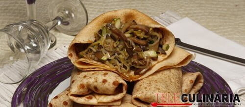 Crepes integrais recheados com legumes