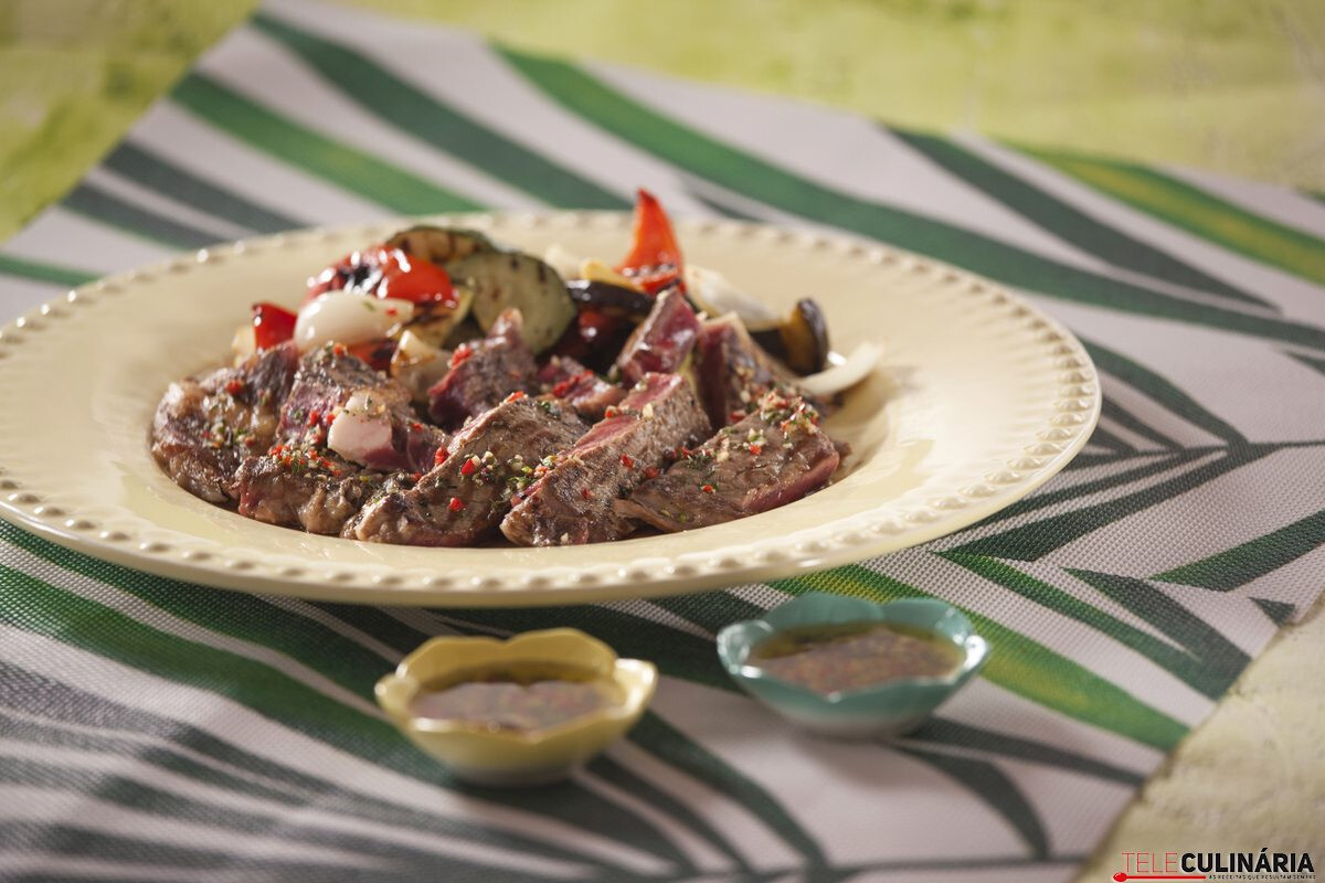 Bifes do acém grelhados com legumes e molho de alho e malagueta