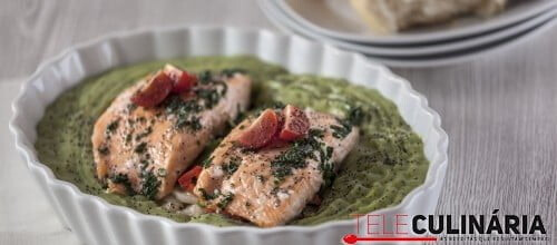 Salmão no forno com puré de batata e brócolos