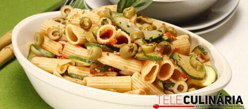 Macarrão com courgette e azeitonas