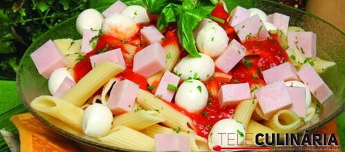 Penne misto com molho de tomate