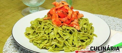 Tagliatelle verde com peru e tomate