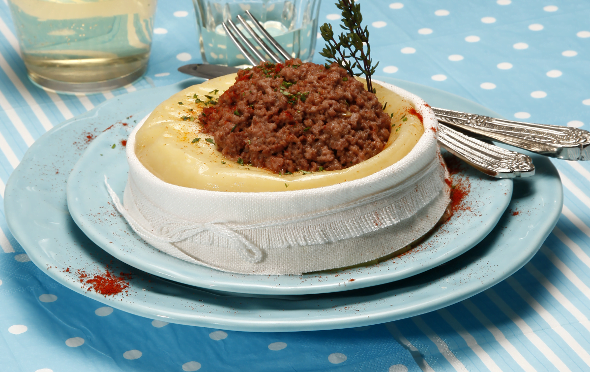 Queijo da serra recheado com carne