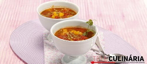 Caldo de legumes aromático