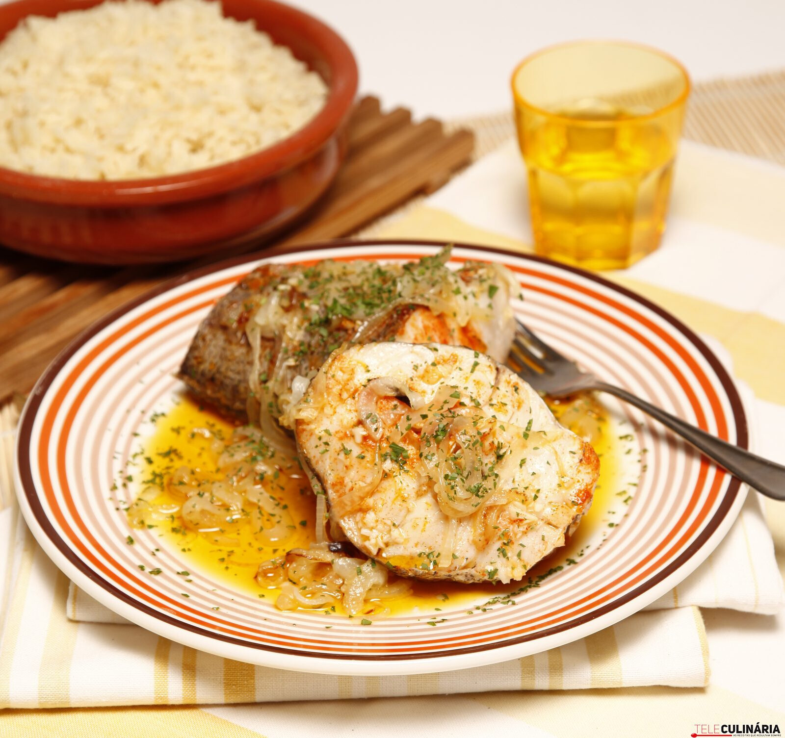 Pescada de cebolada com arroz de forno