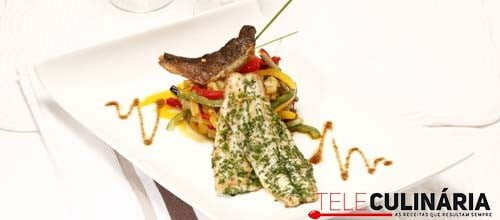 Filetes de robalo em crosta de legumes