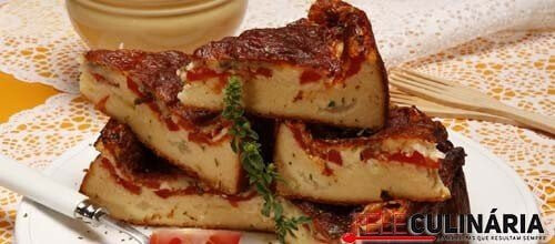 Bolo de arroz com recheio de tomate