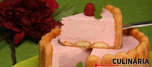 Charlote de framboesas perfumada com vinho do Porto