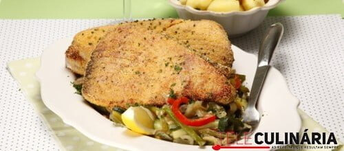 Atum corado com legumes