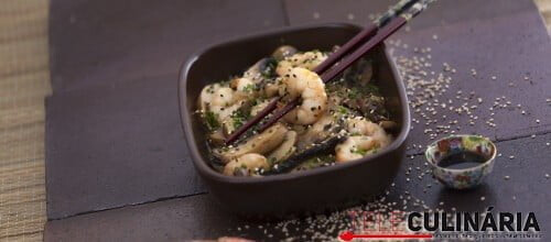 Camarões salteados com cogumelos e molho de soja