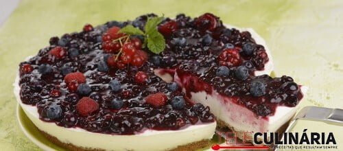 Cheesecake com molho de frutos do bosque
