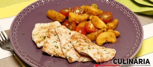 Bifes grelhados com salada de pêssegos