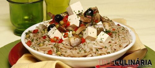 Massa com tofu e cogumelos