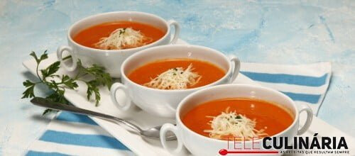 Sopa de tomate com pão