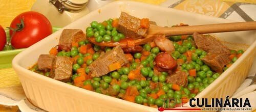 Ervilhas estufadas com carne e chouriço