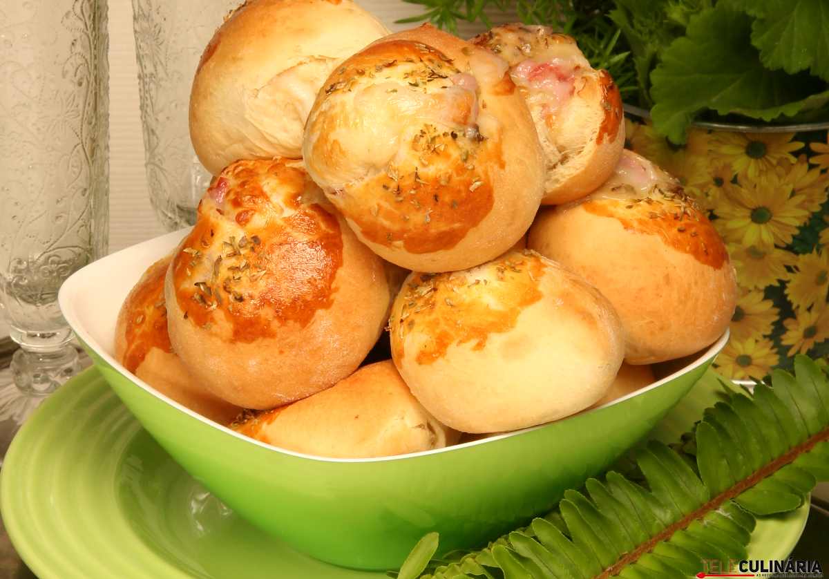Pãezinhos de queijo e fiambre de frango
