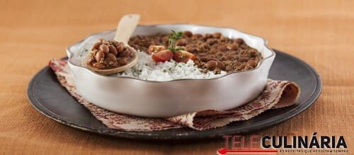 Carne de vaca guisada com feijão