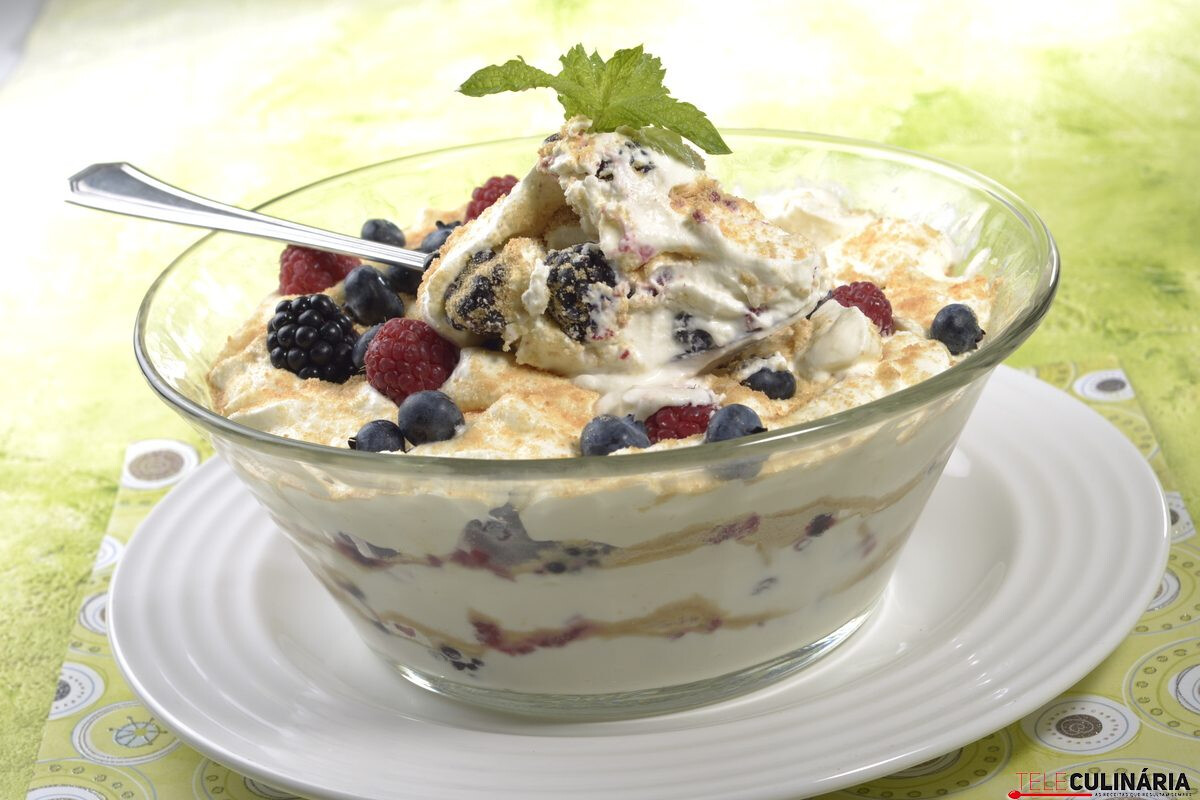 Sobremesa rápida de iogurte e frutos