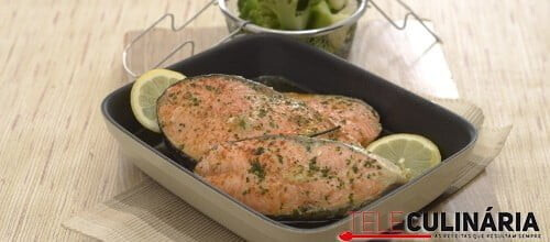 Salmão no forno com ervas aromáticas