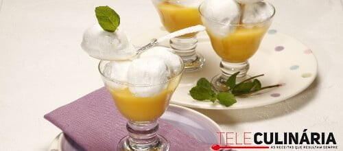 Bolas de merengue sobre creme de hortelã-pimenta