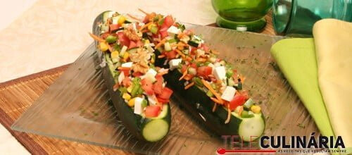 Salada de legumes em caixa de pepino