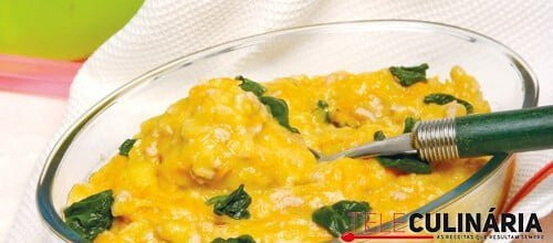 Tabuleiro de espinafres e farinha de milho