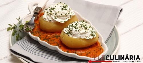 Batata recheada com ricota e tomate