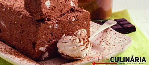 Bolo gelado de chocolate e suspiros