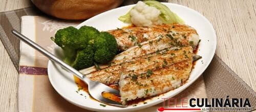 Peixe-espada grelhado com brócolos