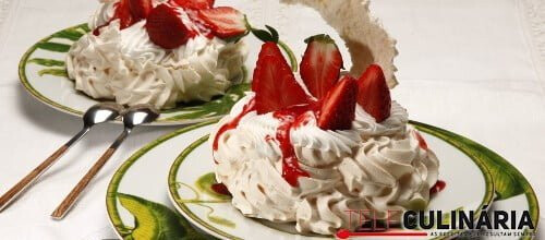 Pavlova de morangos com coulis de frutos vermelhos