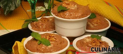 Mousse de chocolate com bolacha e noz