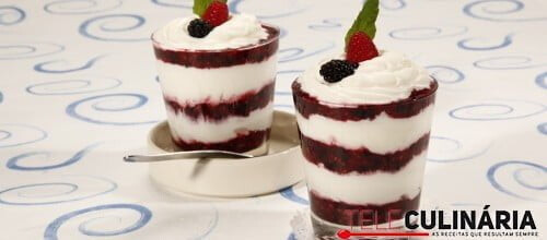 Doce de requeijão com framboesas e amoras