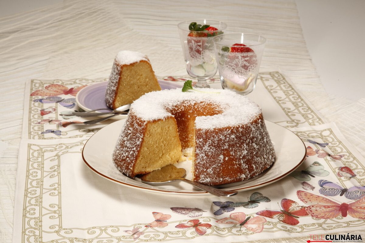 Bolo cremoso de coco