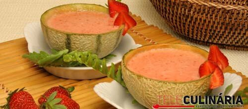 Sopa de meloa com morangos