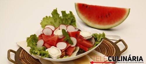 Salada de melancia com queijo de cabra